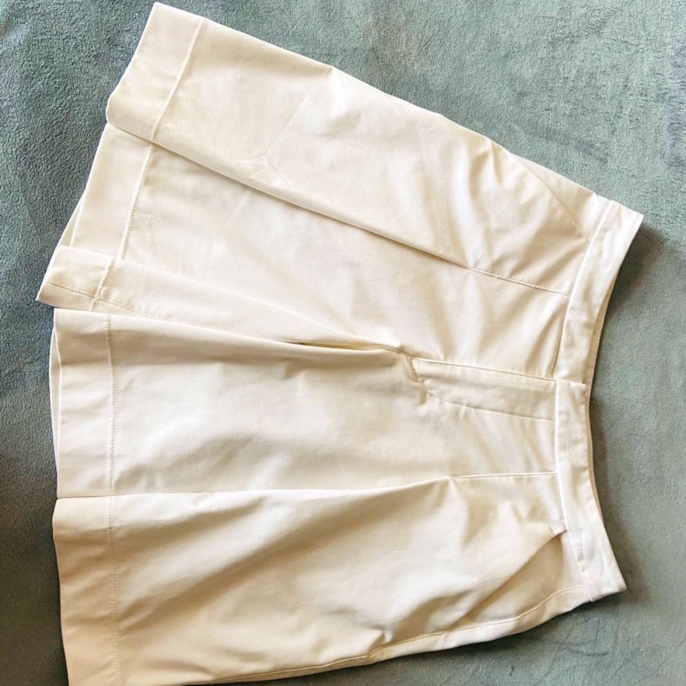 Lululemon size 4 high Rise pleated Casual Bermuda Shorts